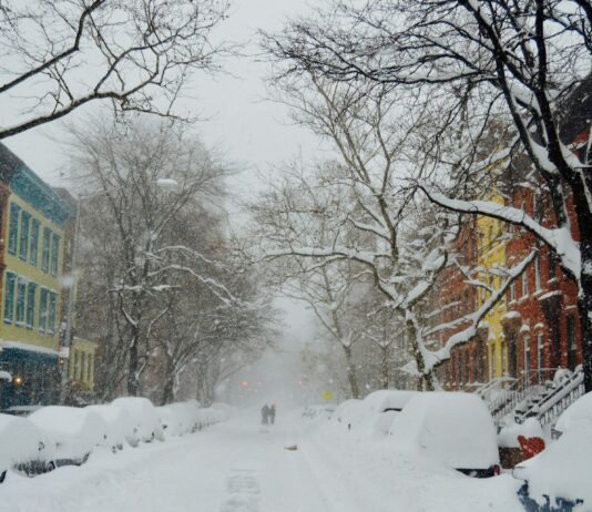 ¿Quién debe limpiar las aceras cubiertas de nieve en Nueva York?