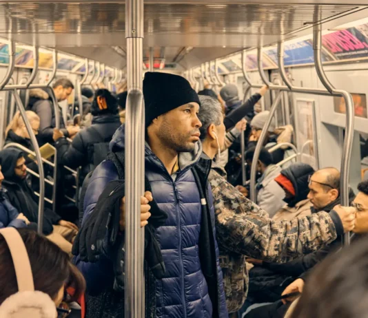 Comer, dormir y sobrevivir en refugios de Nueva York