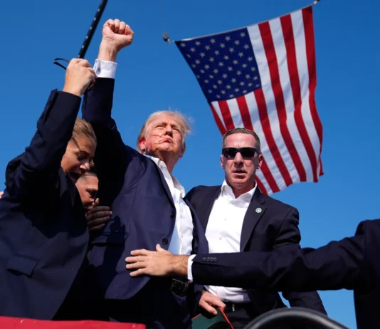 El puño de Donald Trump