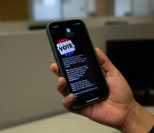 ¿Por qué recibo tantas encuestas políticas en mi teléfono?