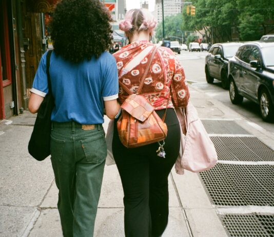 Erguidos, pero nunca rectos